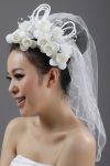 Короткая свадебная вуаль с цветами 